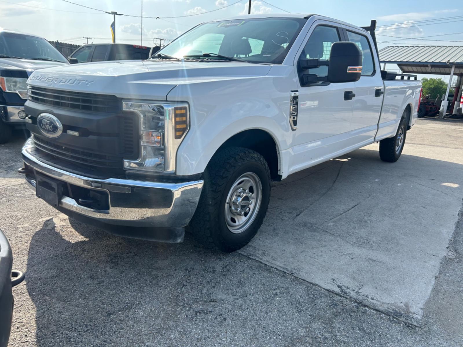 2019 White Ford F-250 SD Lariat Crew Cab Long Bed 2WD (1FT7W2A60KE) with an 6.2L V8 OHV 16V engine, 6A transmission, located at 1687 Business 35 S, New Braunfels, TX, 78130, (830) 625-7159, 29.655487, -98.051491 - Photo #0